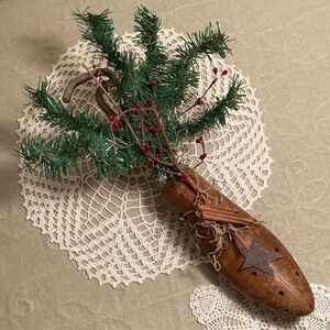 Vintage Rustic Primitive Christmas Decor Wood Split Shoe Form With Greenery